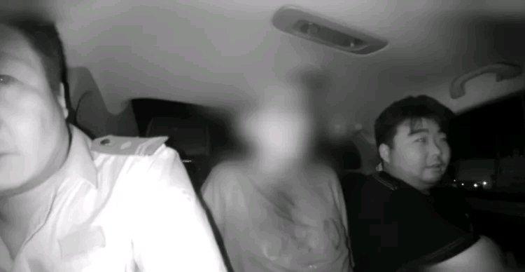 这新闻看的我都看愣了，合着自己电瓶被偷，不去报警抓贼，反倒转头去偷别人的撒气，这