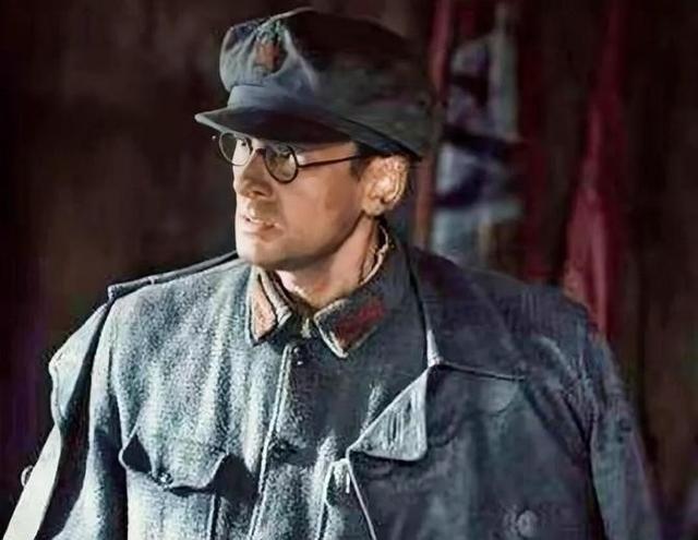 [太阳]1937 年，李德以不适应延安生活为由欲返苏联，毛主席劝他：“苏联正搞大