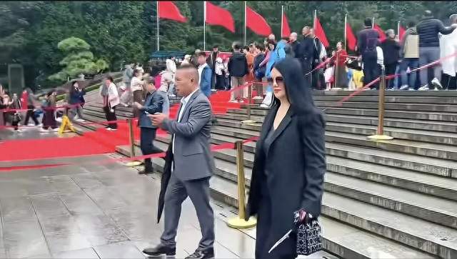 李湘携神秘中年男子现身韶山！55岁一头乌发气血十足，状态太绝了