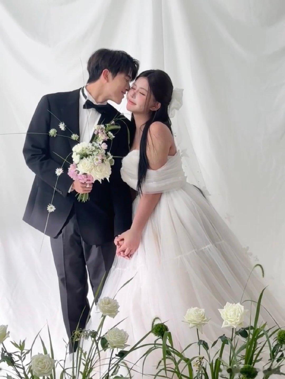 #韩安冉宋浩然结婚照#被爱滋养的女人，果然是最美的，越来越漂亮了，韩安冉美了！#