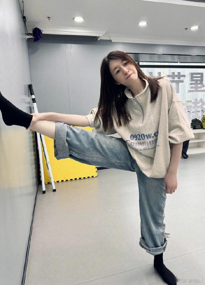 李小冉的乘风工位被姐姐们投喂堆满谁看了不羡慕李小冉啊，在乘风有这么多暖心姐姐，累