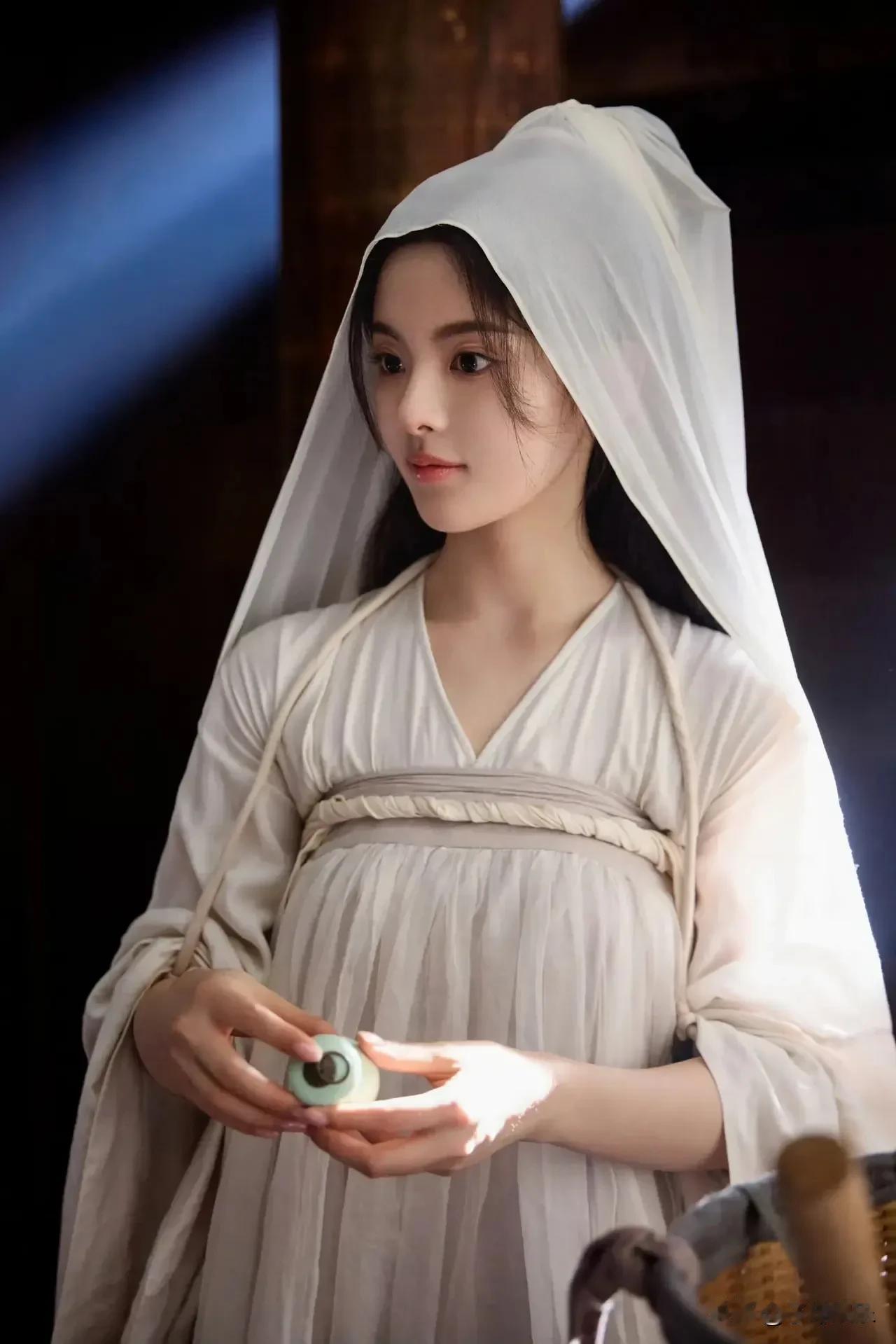 杨超越这也太美了吧！妥妥的颜霸出现了。五官精致漂亮，有种混血儿的错觉，皮肤白皙透