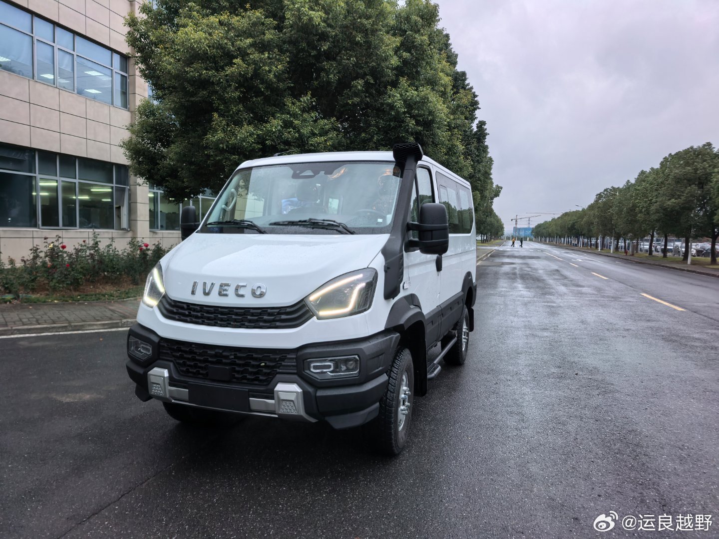 依维柯马上出加长版，今天试了一下动力，能接受。和动力部门沟通还能在调试针对强越野