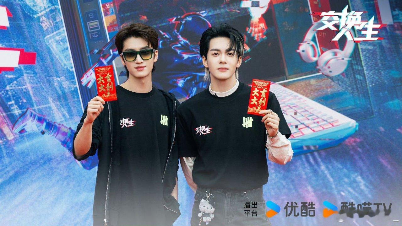 曾舜晞张康乐互晒合照曾舜晞晒交换人生开机照 曾舜晞张康乐互晒合照！ ​​​