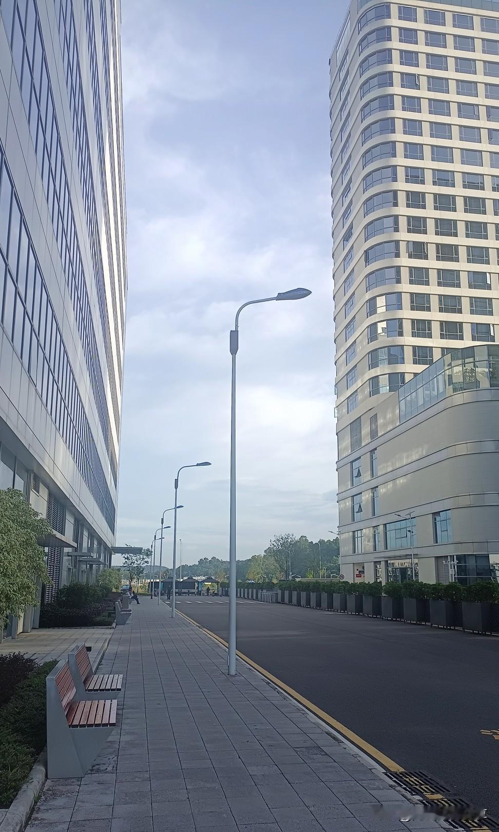 一个好的管理者不是每天叫的越凶就越好。一个工厂工作氛围的好坏很大程度上影响着人员