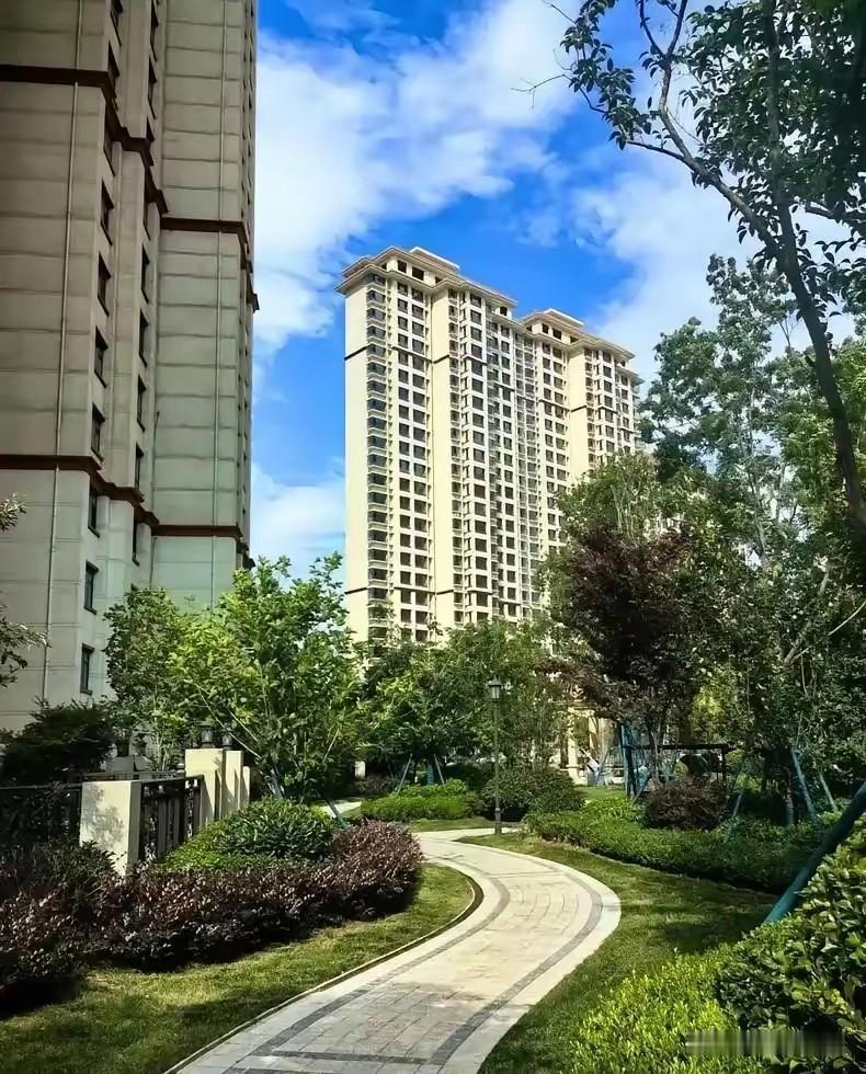 陈婆婆在重庆带外孙外孙女她老伴却就在乡下种地、养鱼。我问陈婆婆60多岁的人了，怎