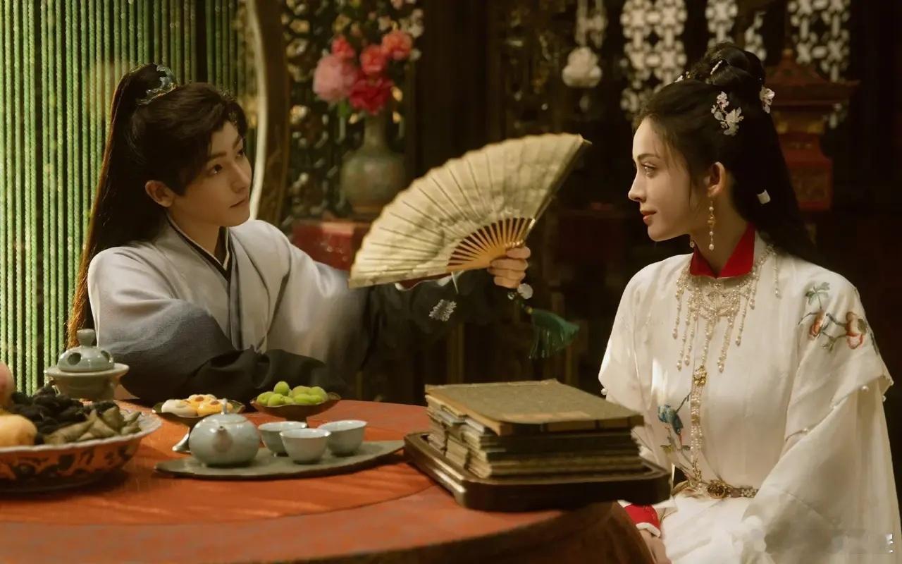 古力娜扎侯明昊《玉茗茶骨》双人剧照有没CP感？娜扎是一如既往的美啊！小侯总觉得瘦