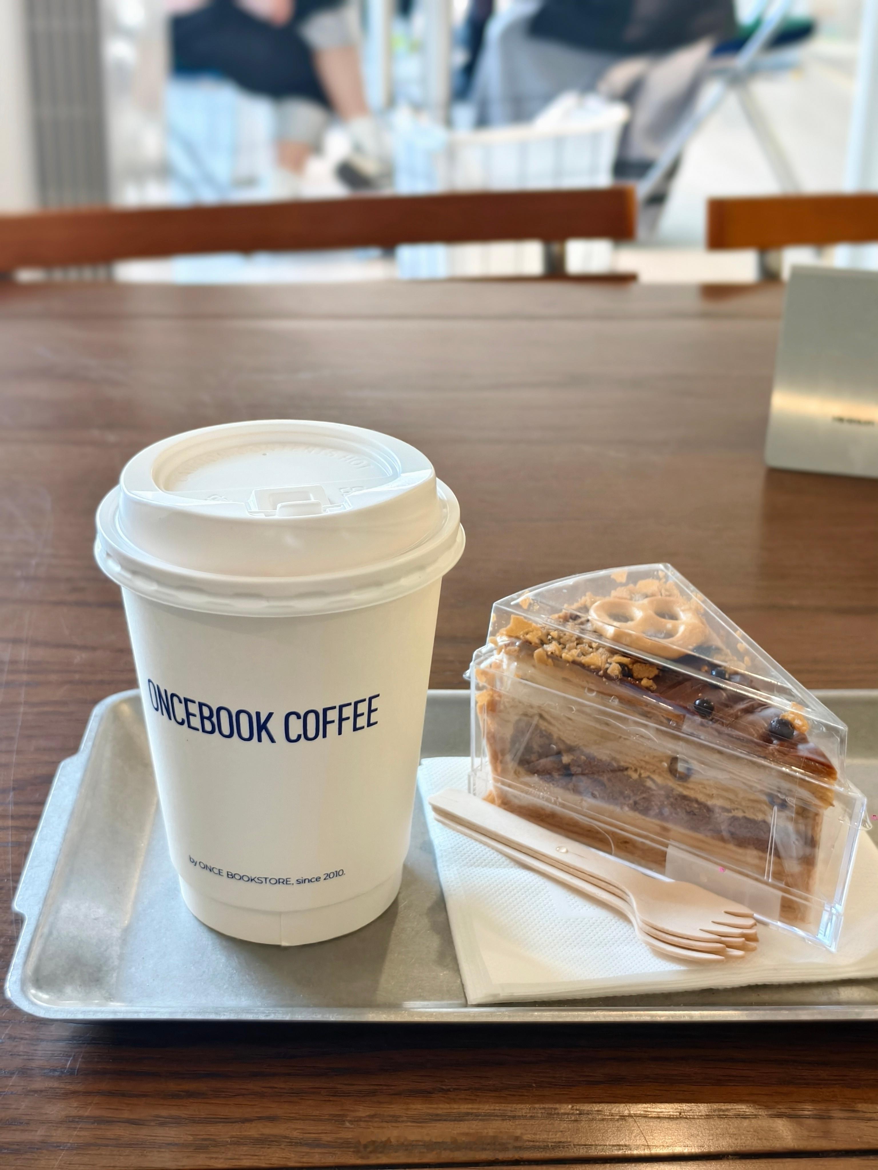 今天厦门大风💨去不在咖啡 有点像历劫 最后配两张网图还原美貌 厦门·不在书店·