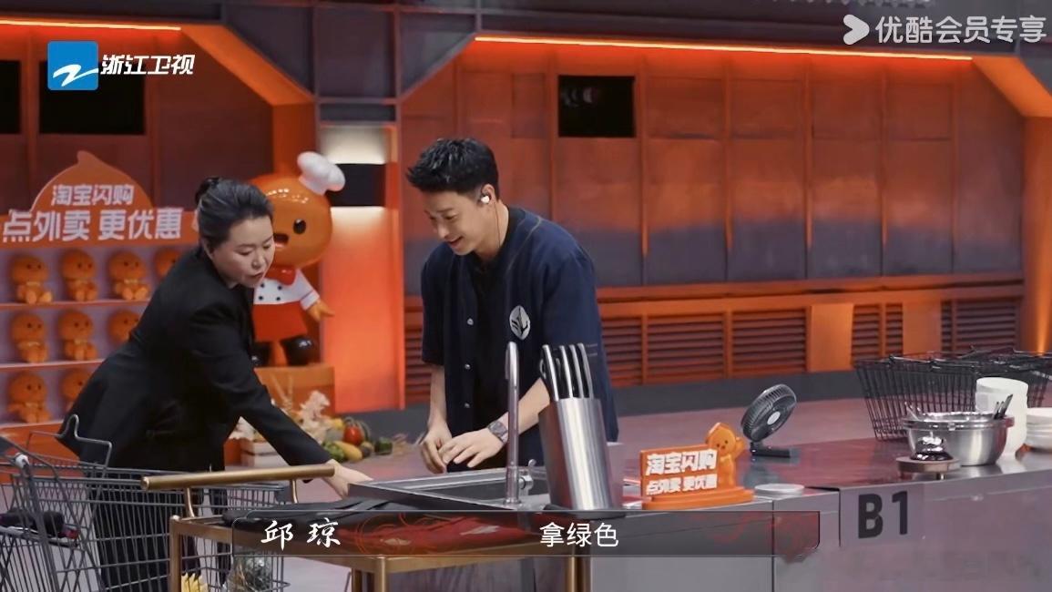 潘玮柏做饭把人都逼成幼教了 潘玮柏在节目里做饭可把评委逼成“幼教”了！切菜换砧板