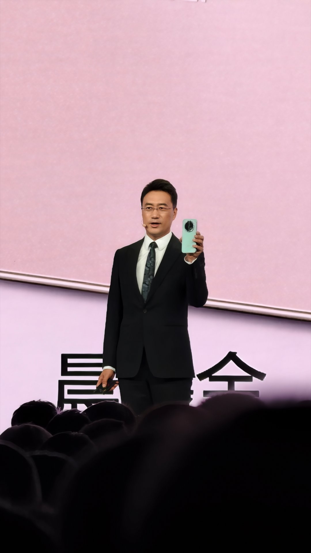 来参加华为的发布会，今天信息量巨大，手机更新了，车也彻底更新了我爸他们单位基本都