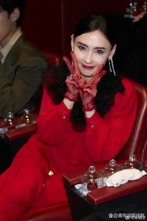 近日，张柏芝一袭明艳的红色套装现身街头派红包，瞬间成为焦点，将新春的年味与暖意拉