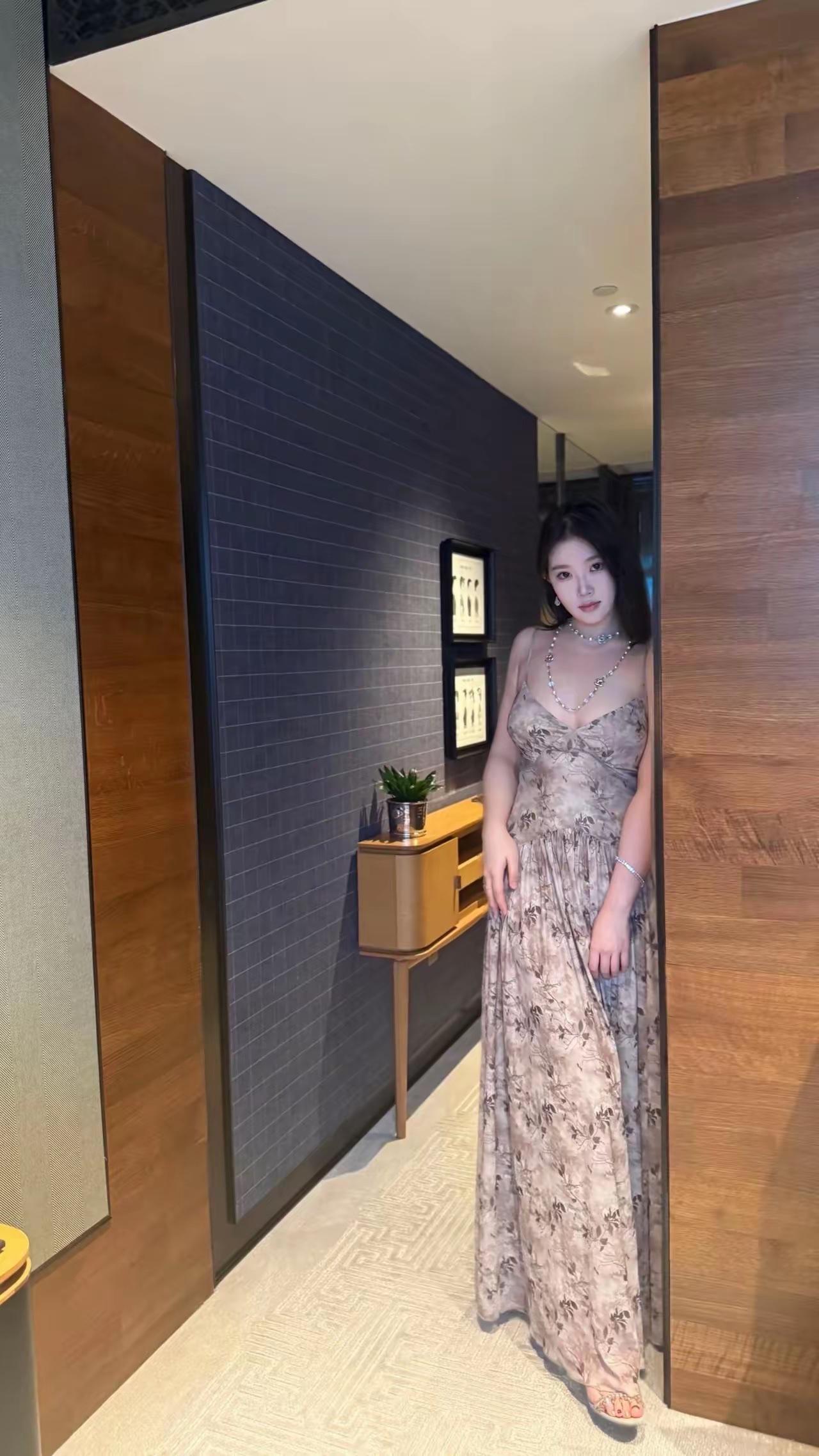 优雅气质，花裙轻舞，镜中倩影，时尚之选