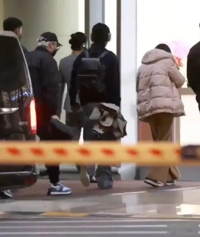 肖战机场路透，出发去上海icon ​​​。无需知道去干嘛，顺顺利利平平安安就好！