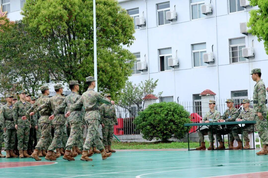 定向培养军士（定向军士）的报名主要结合高考志愿填报进行，通过专科提前批录取。被高