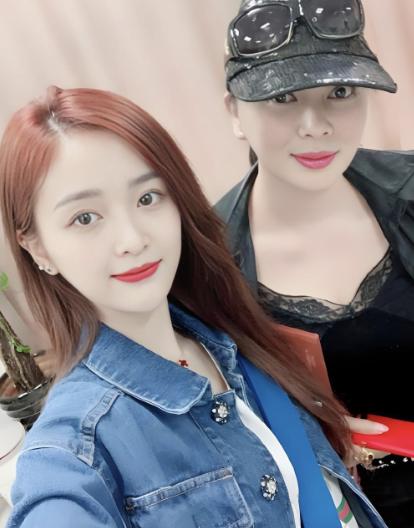 网传吴宣仪老妈去公司谈解约，直接被负责人怒怼请出去了。还说她签了十年，连自己工作