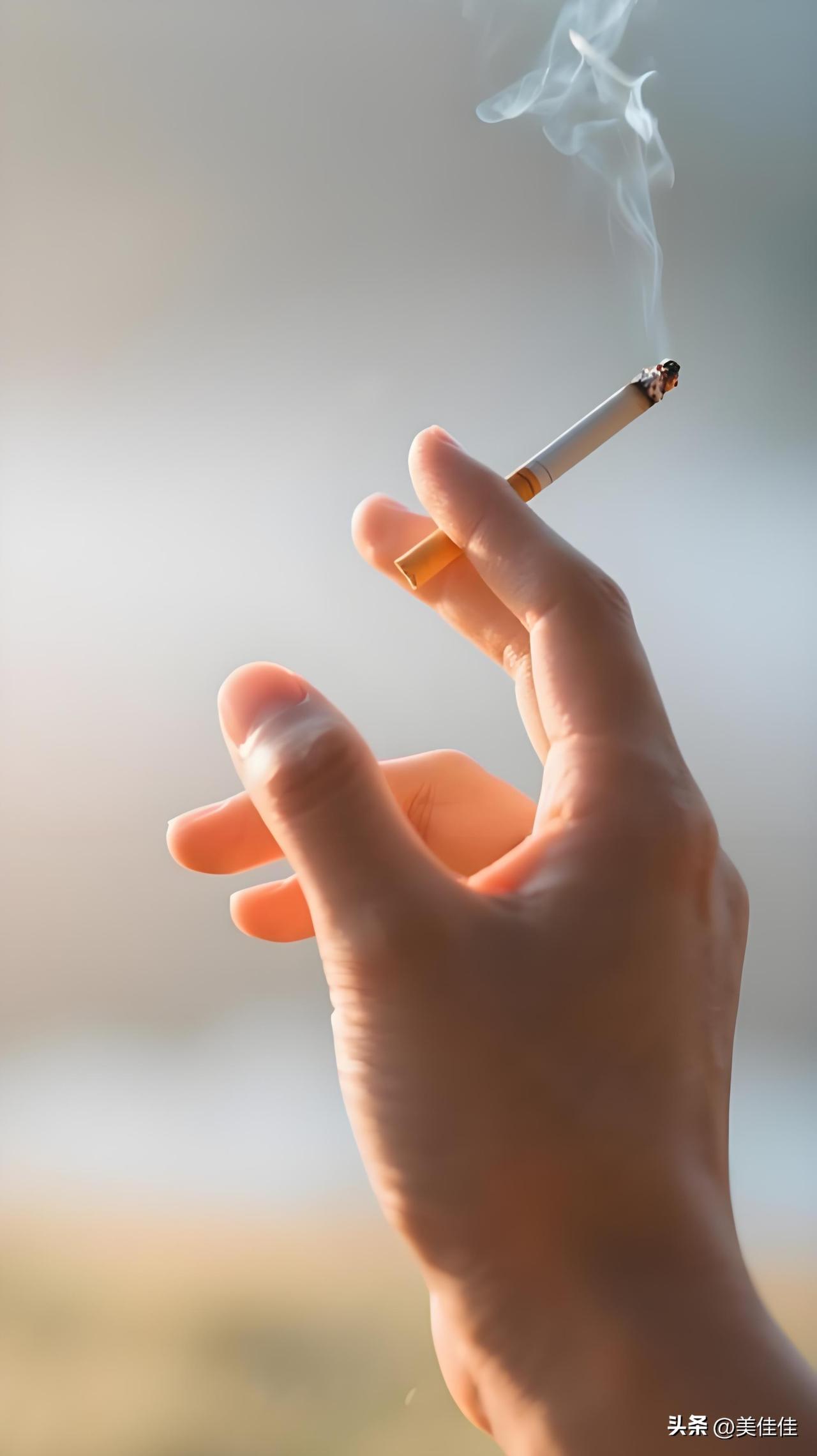 我从小就不喜欢烟味，上班之后，抽烟的同事知道我忌讳这个，都会自觉到外面抽完、散了