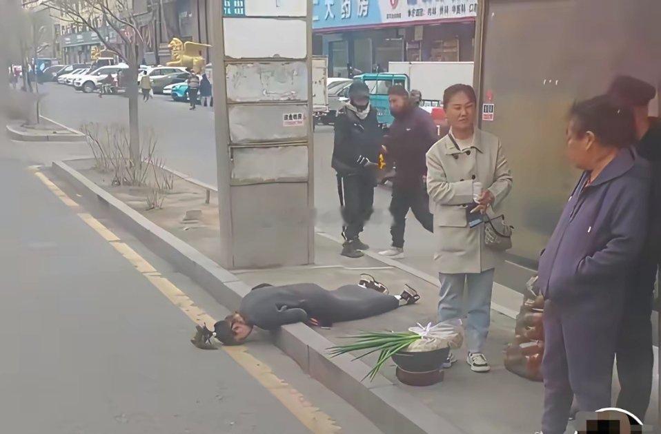 今天她倒了没人扶，明天我们倒了同样没人扶，想想太可怕了…… 