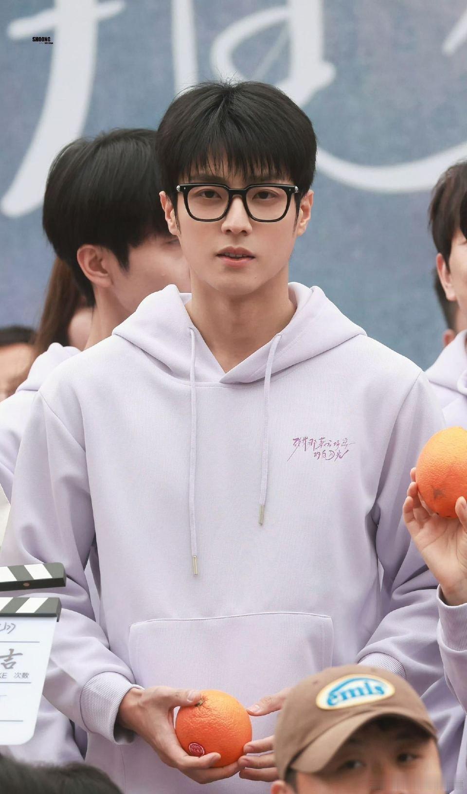 陈靖可 智性恋天菜陈靖可这智性魅力真的绝了！眼镜一戴学霸那味儿拿捏死死的，智性恋