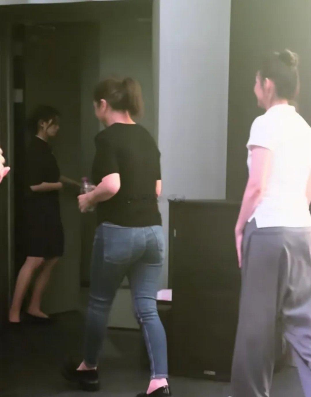 江珊作为知名演员，紧身牛仔裤是她造型中的常见单品，尤其擅长通过搭配展现干练与知性