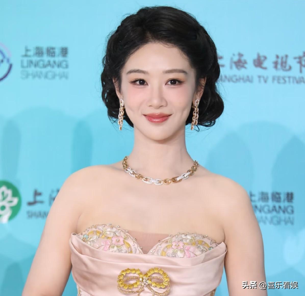 杨紫，无妄之灾！
 
6月29号，杨紫刚拿下白玉兰最佳女主角才3天，就因为名字的