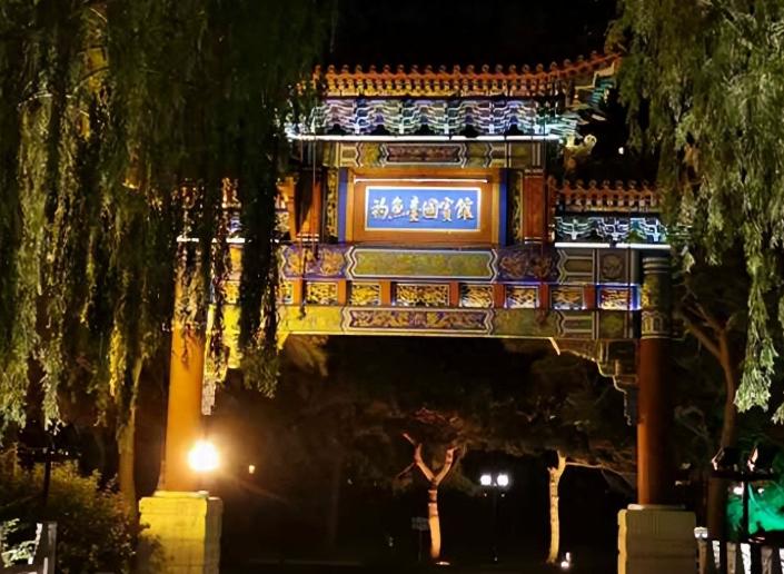 钓鱼台18号楼的一张檀木龙床：睡过大国首脑，看透半生风云。
世上很多东西，看似冰