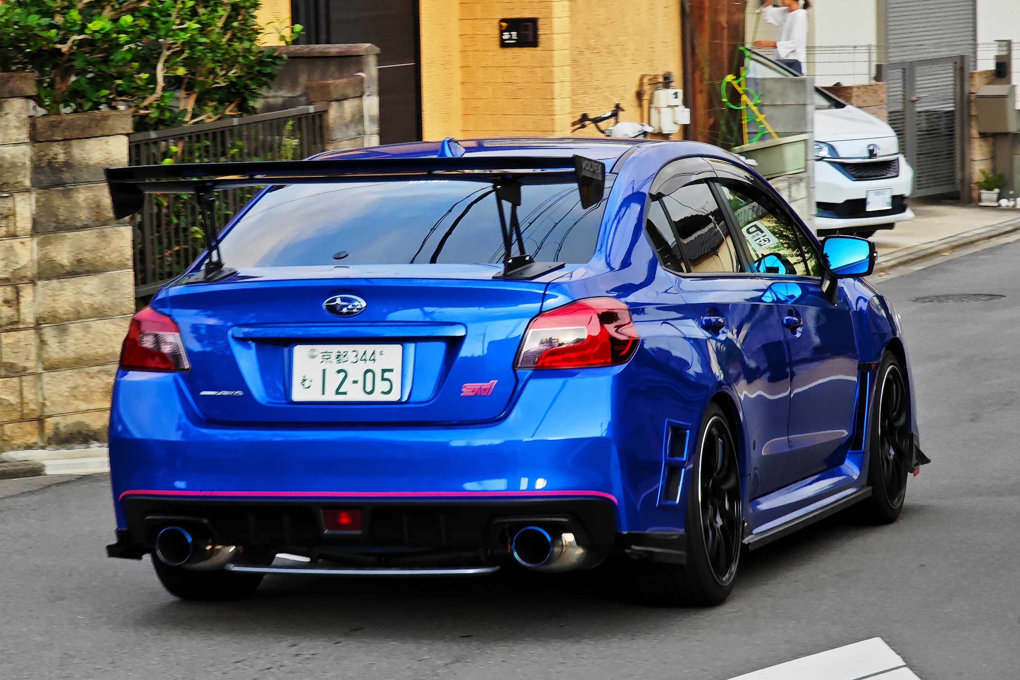 #型车街拍# 偶遇上代斯巴鲁WRX STi 后期款（VA）。当年觉得挺难看的。跟
