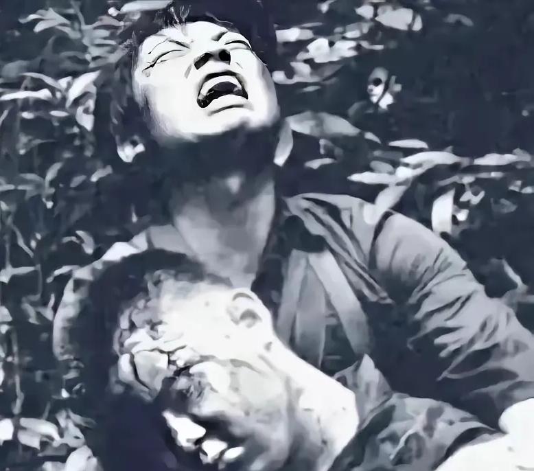1987年老山战役战地实拍！李发忠怀抱牺牲战友仰天痛哭，之后李发忠带武器冲锋反击