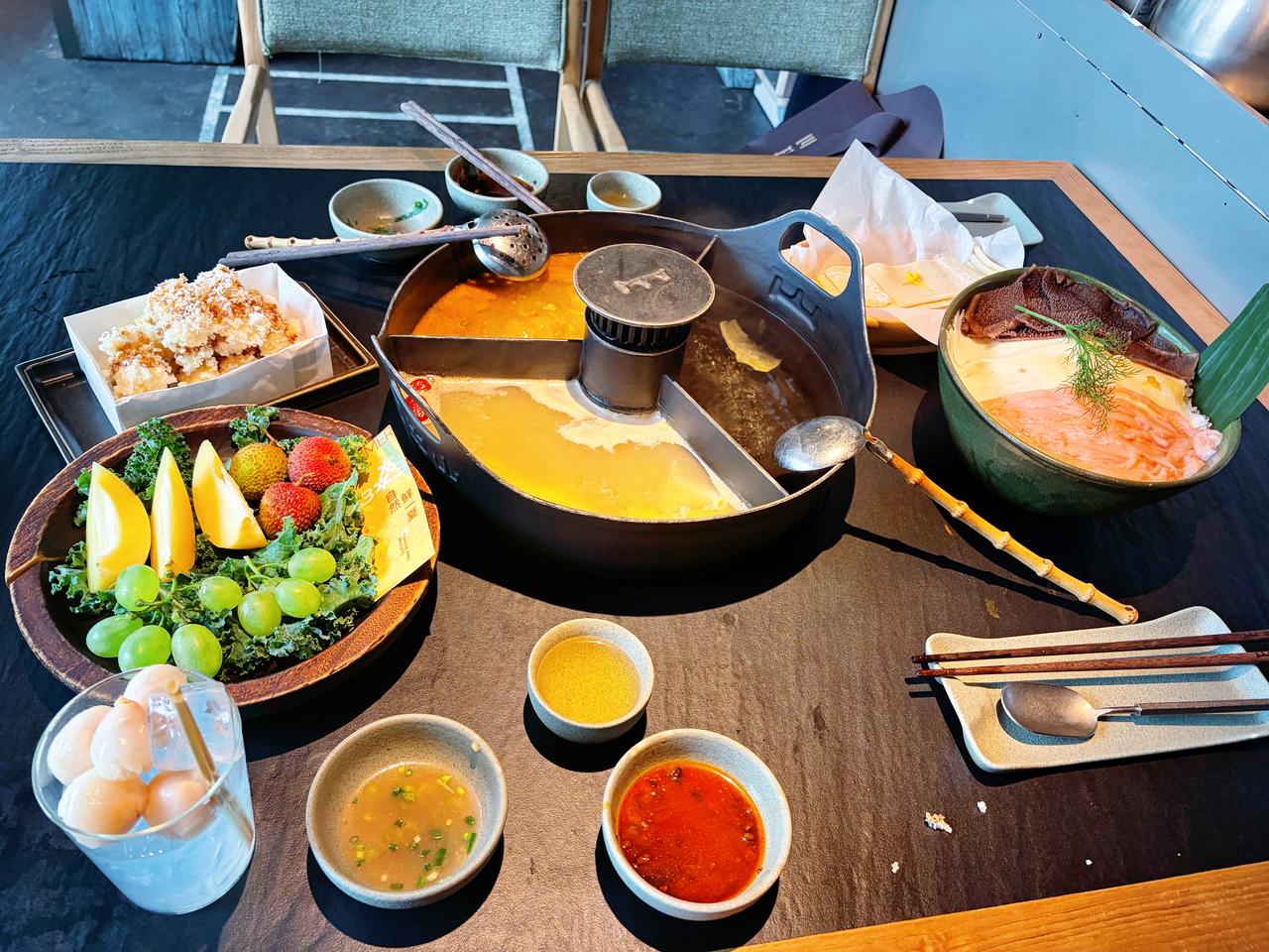 美食是无需翻译的快乐，
是生活温柔的注脚。

语同学带琪宝去吃火锅，
还不忘给我
