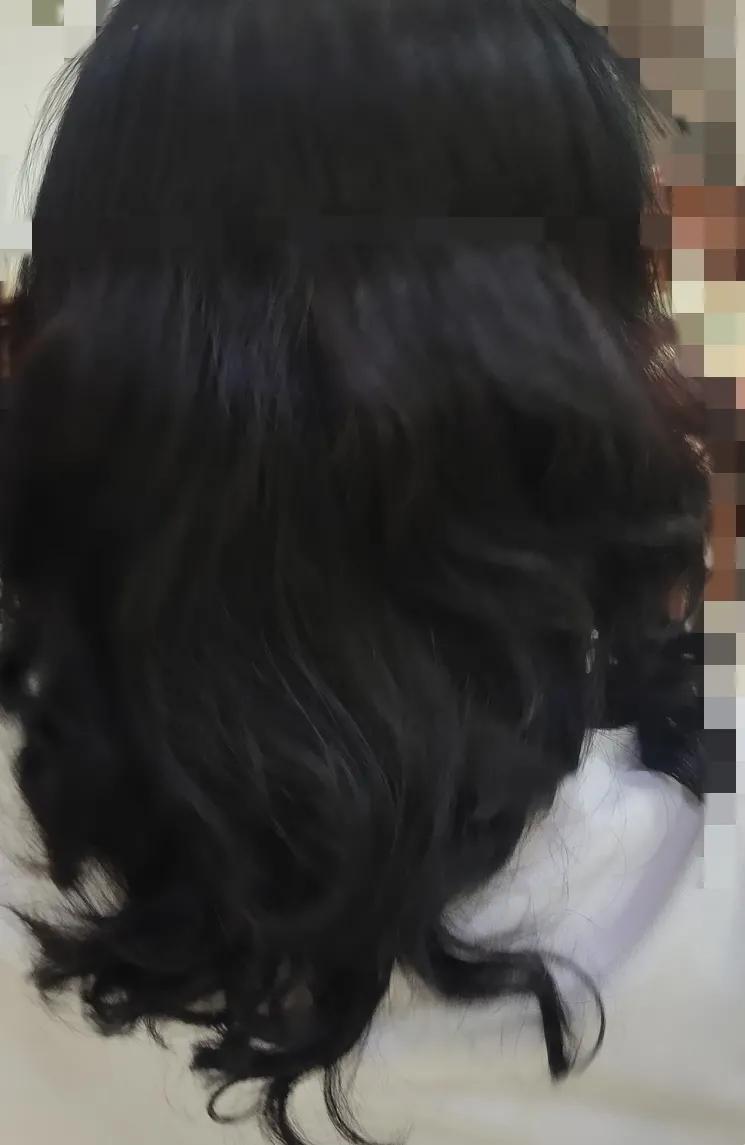单位食堂的服务员大姐花了一百块钱把头发的底部烫了个卷，今天上班的时候，还是她自己