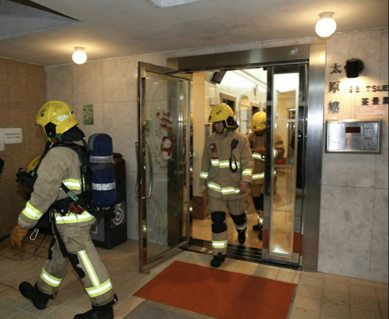 #香港高层住宅凌晨起火150人疏散#【香港荃湾有住宅起火，六旬女子吸入浓烟！消防
