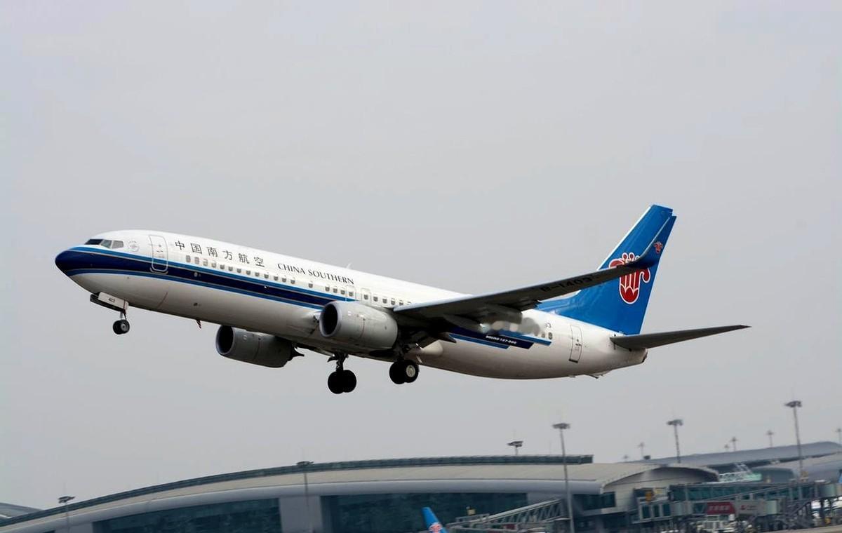 你抢到的靠窗座，可能昨晚才被系统定为“配重砝码”。
别急着骂航空公司，你手里那张