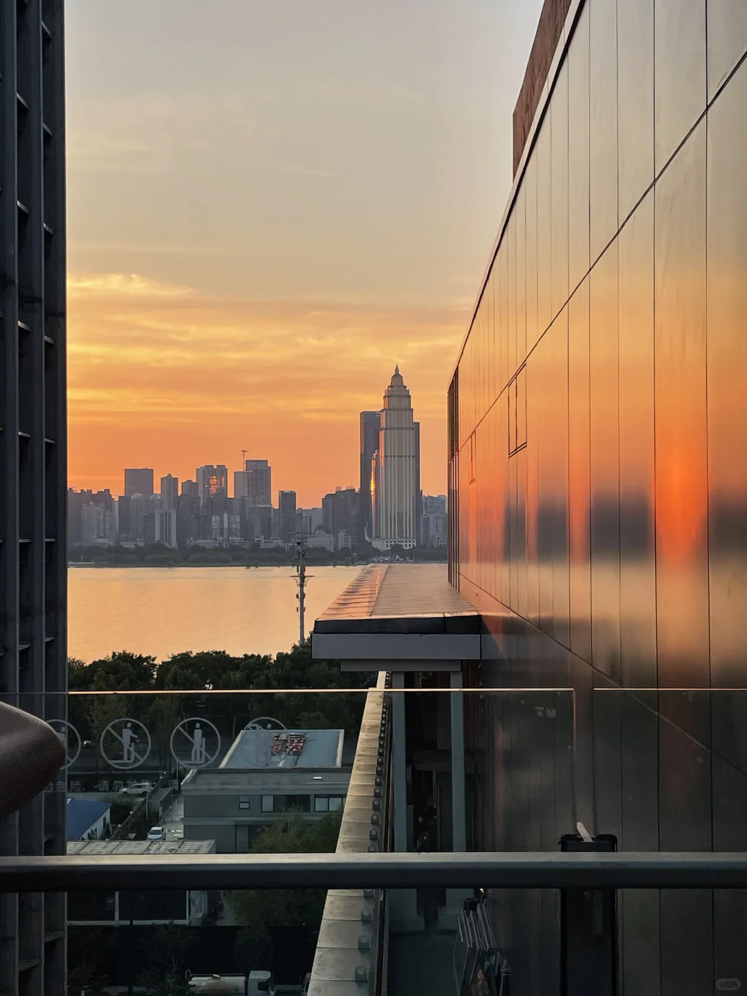 8.8实况！🌄武昌万象城落日你们看到了吗…