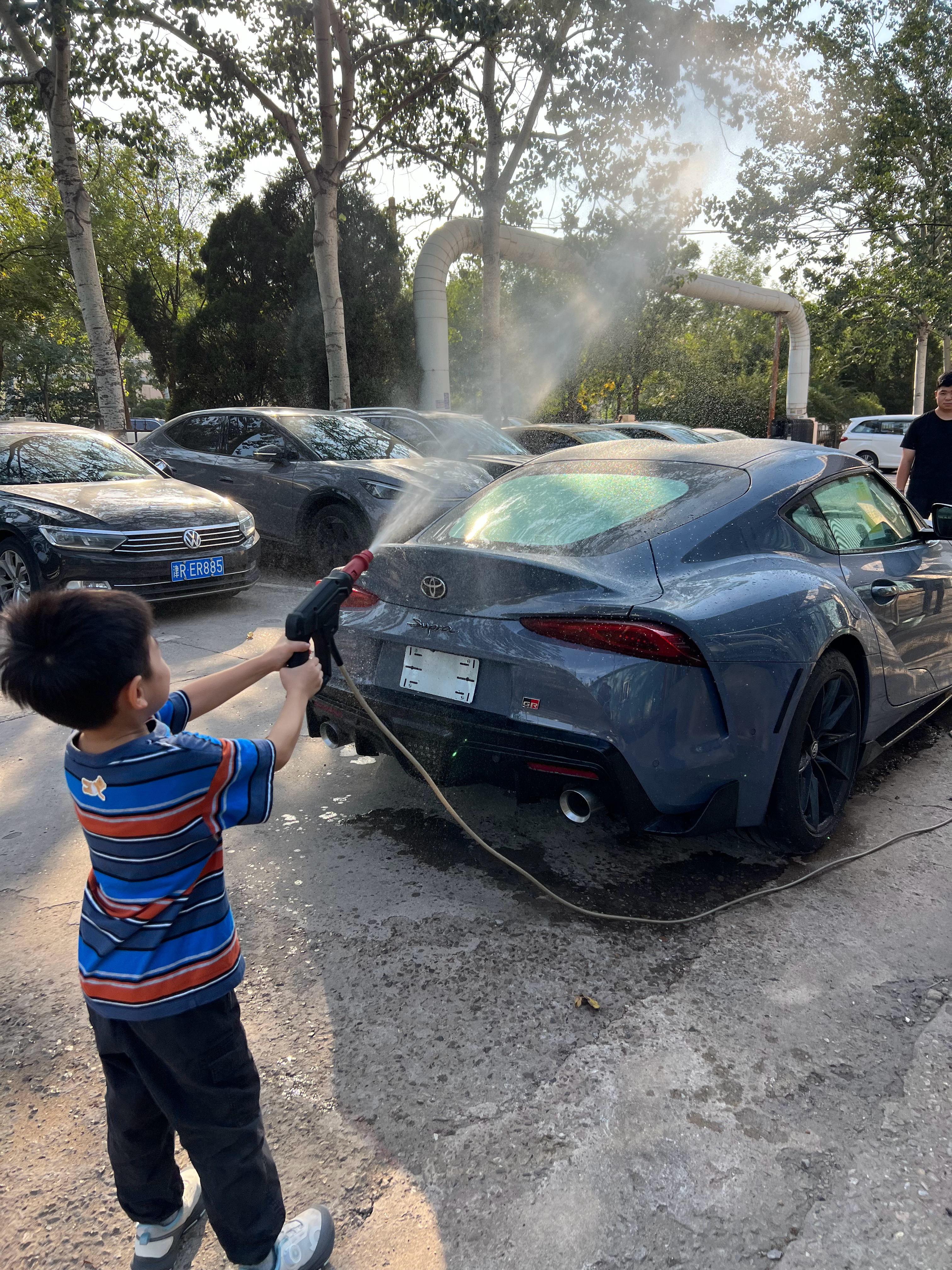 我儿子来给我洗车他故意把水打的高高的他说这样水掉下来，洗的干净[微笑][微笑][