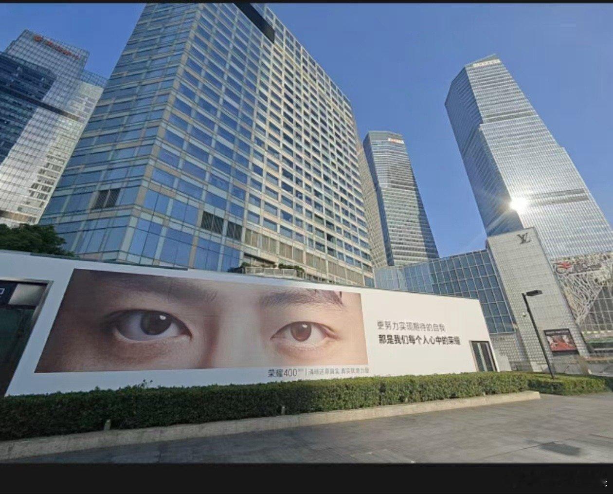 肖战荣耀400预热肖战眼睛特写地广肖战荣耀眼睛特写地广，好帅呀，[爱你][爱你]