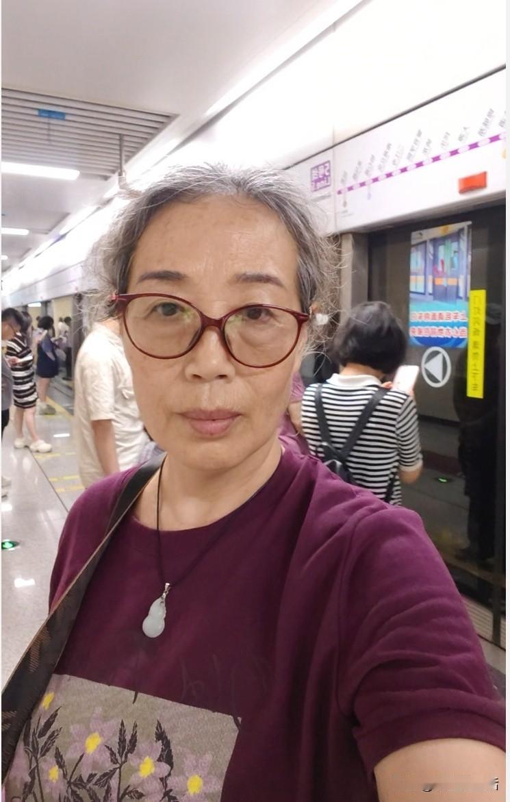 坐大巴车前往蒲江
昨晚没休息好，因为昨晚三道堰的雨下得有点大，雨滴落在雨棚上，滴