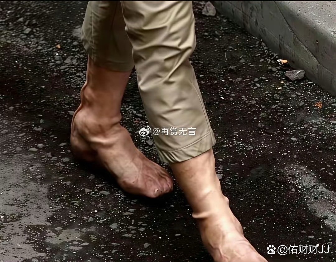 原来演员光脚拍戏，不是真的。差点就要夸他敬业了。 