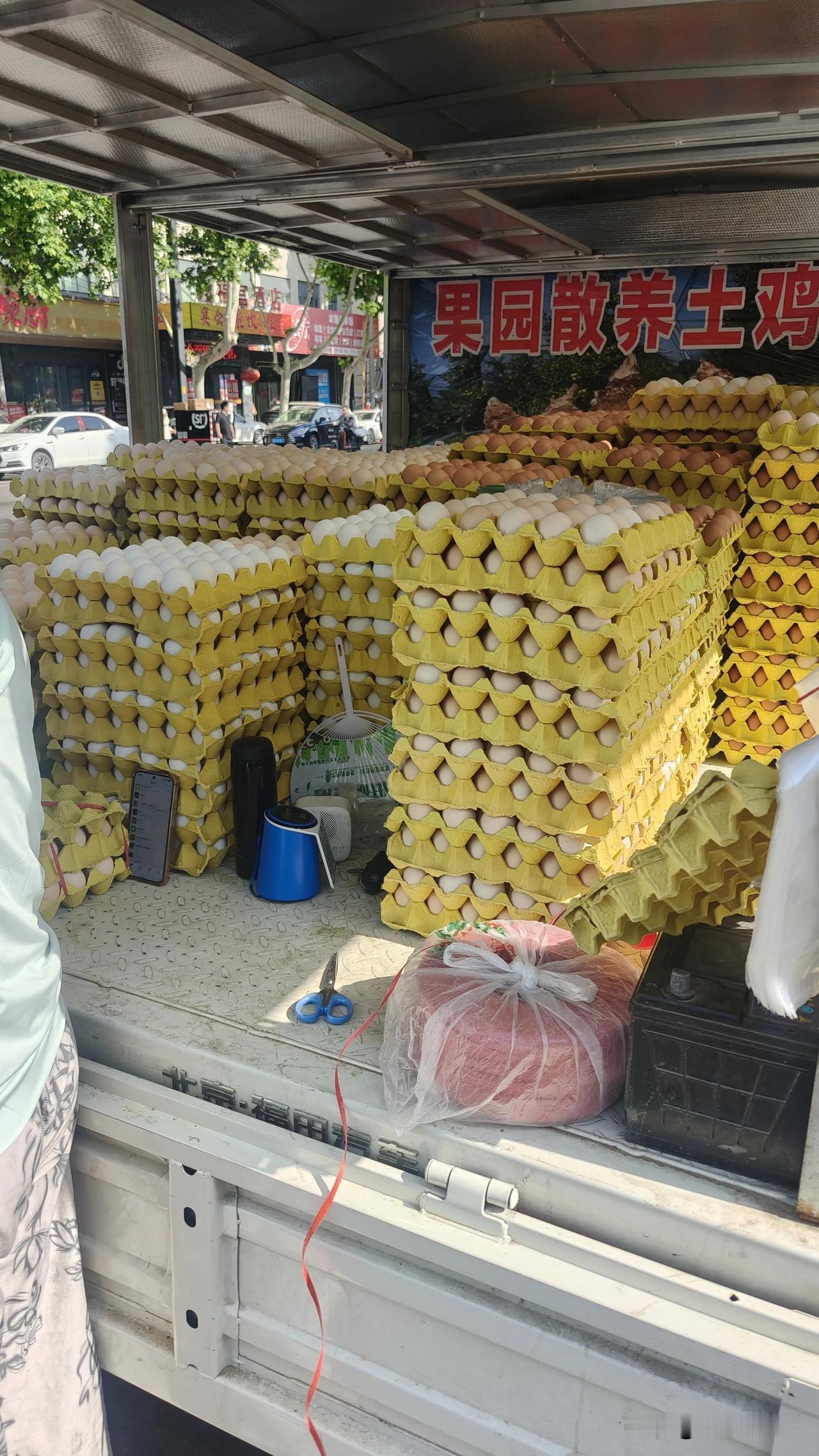 最近几天，鸡蛋的价格有点不寻常，6月4日，在西安马家湾早市上，发现鸡蛋的价格一路