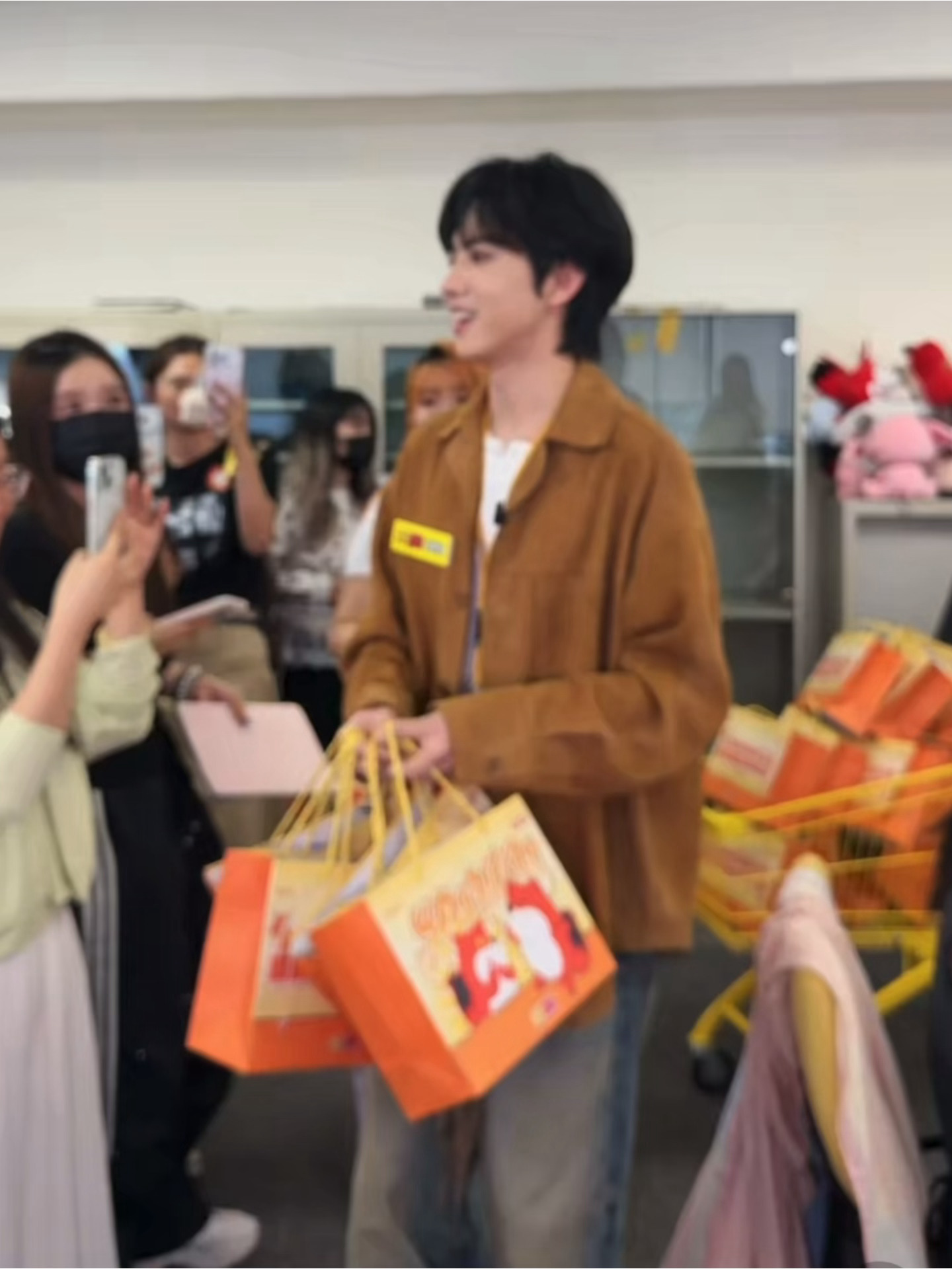 “没电脑不发啊~” 