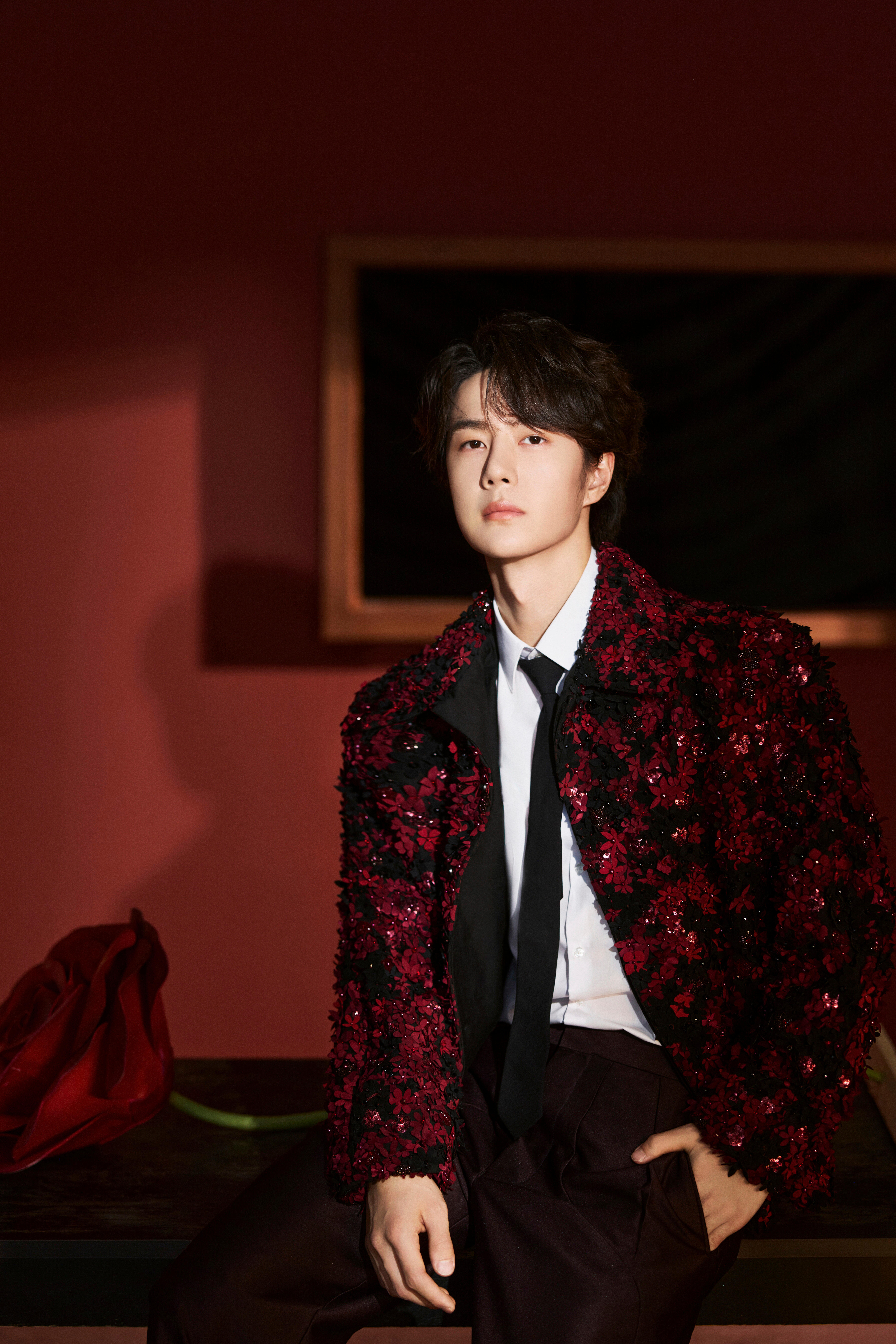 王一博  摄影师vic 更新6张新图王一博郭富城 坚持手搓央妈不会找王一博赔地板