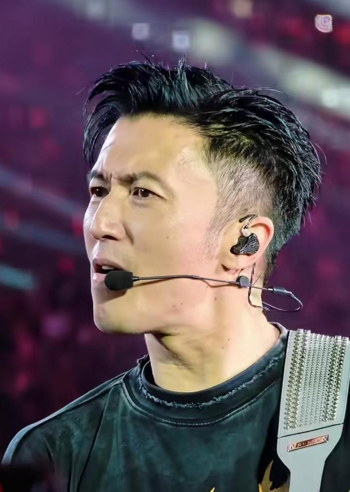 谢霆锋，依然年轻帅气，40多岁依然是少年，保持年轻的方法是什么？
锻炼，爱情，还