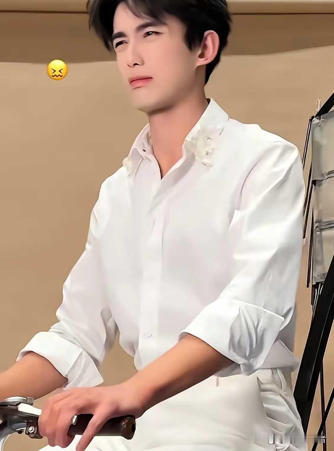 吴磊真是又帅气了，摄影师让解开一个扣子，他直言不讳，这样会太油腻。
的确如此，吴