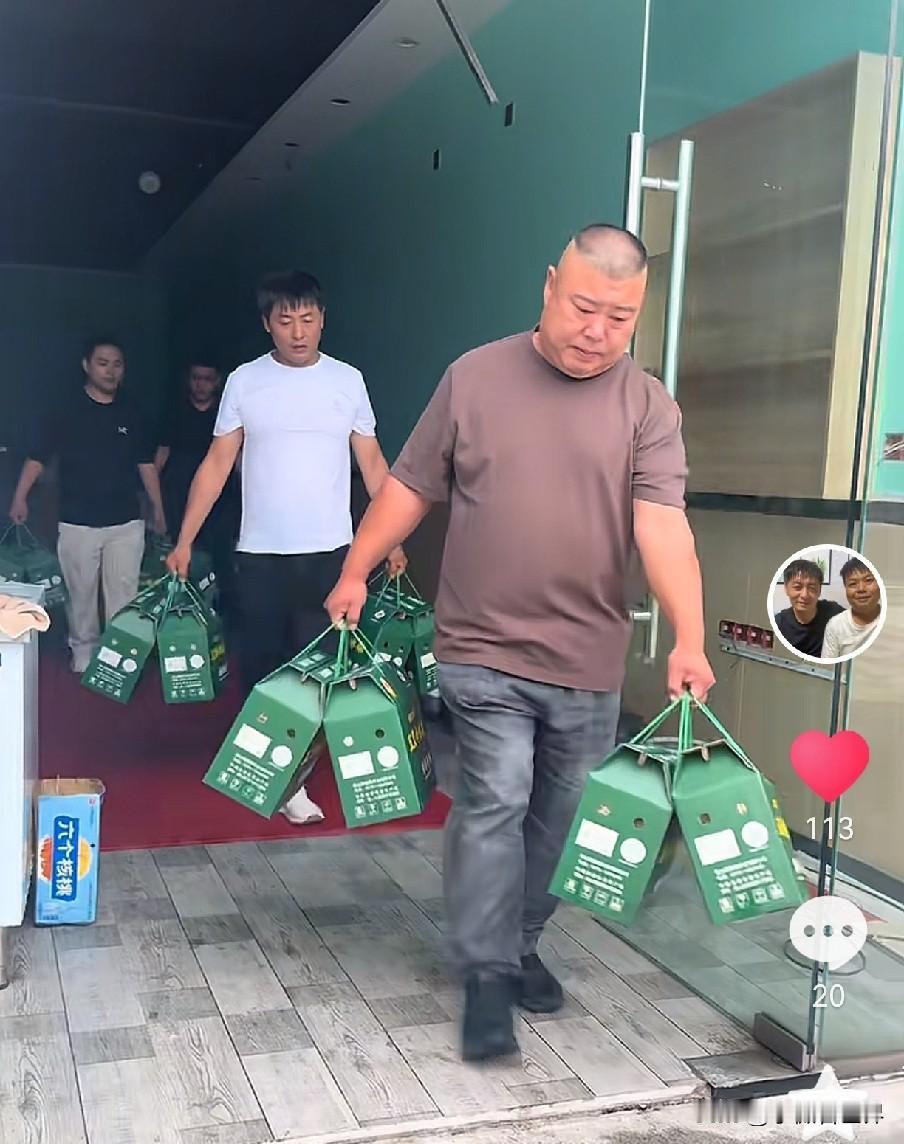 还以为今天上午杰哥会直播，但事实上是他带着他的小伙伴团队，去做公益活动了！

这