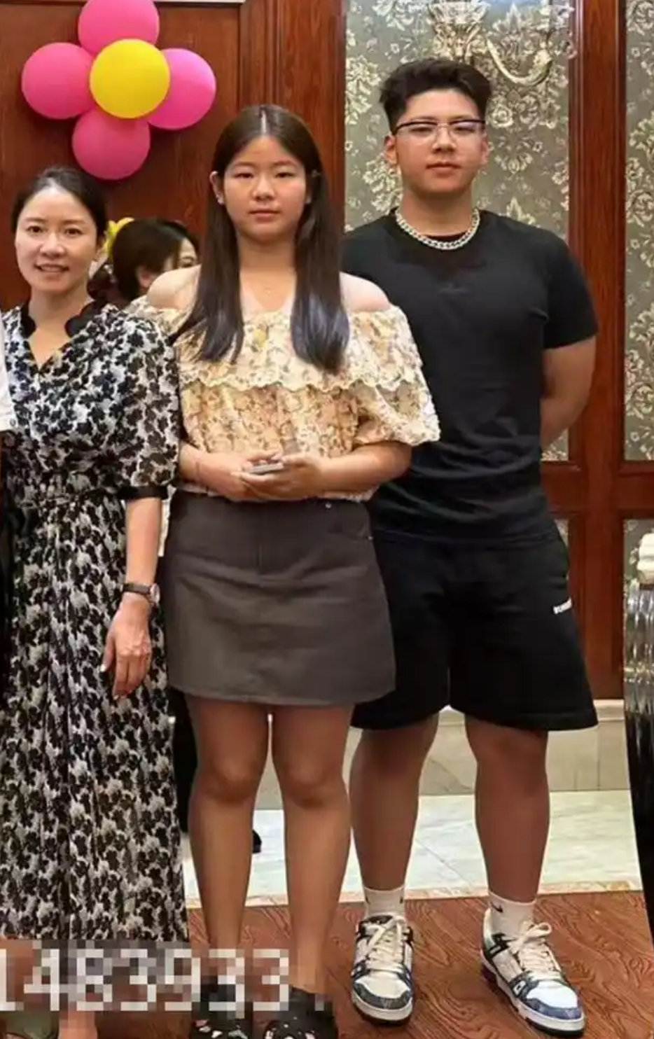 郭涛一家现身阿那亚，14岁女儿身高近180cm，与哥哥石头共用一张脸！ ​​​