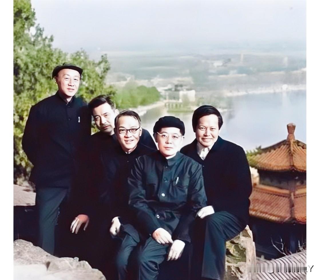 一九七四年，黄昆、邓稼先、黄宛、周光召、杨振宁在北京颐和园万寿山的珍贵合影。
