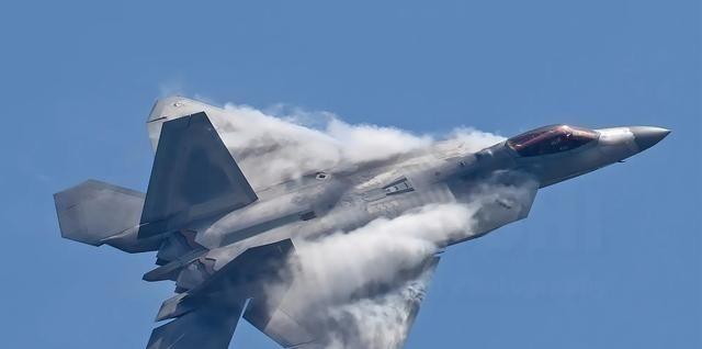 美军一直搞不明白，为啥自己的主力战机 F-35 刚从日本基地起飞，飞行不到200