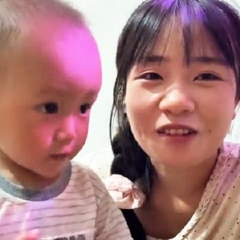 小梅和小林去广州打工，已经租好了房子，现在一切就绪，就等着找一份工作，小林现在没