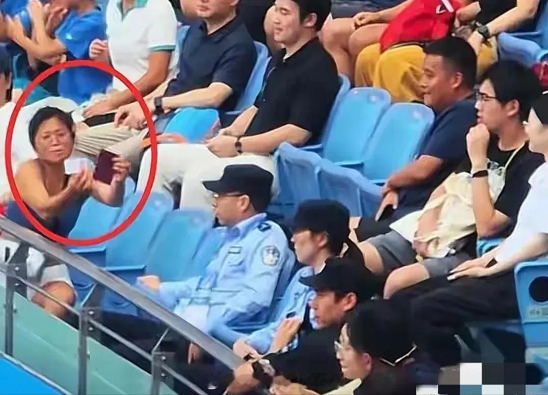 终于找到46岁女子敢大闹上海网球赛的原因了。不是因为她当天喝酒了，而是她手中的外