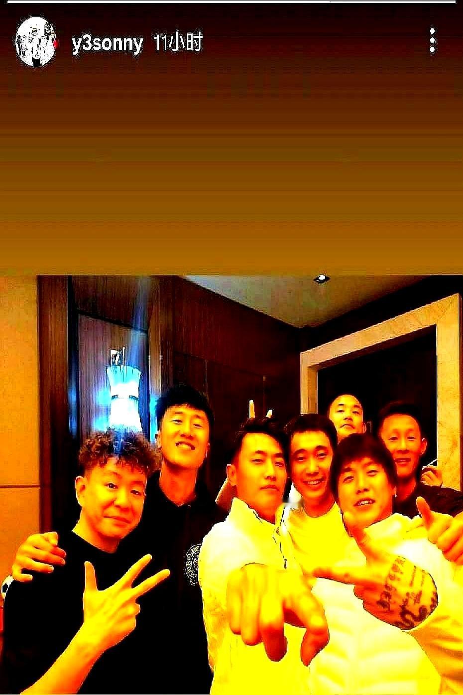 一个电话。
 

就因为十几年前的恩师侯导喊了一声，韦世豪、刘洋这些在中超赛场上