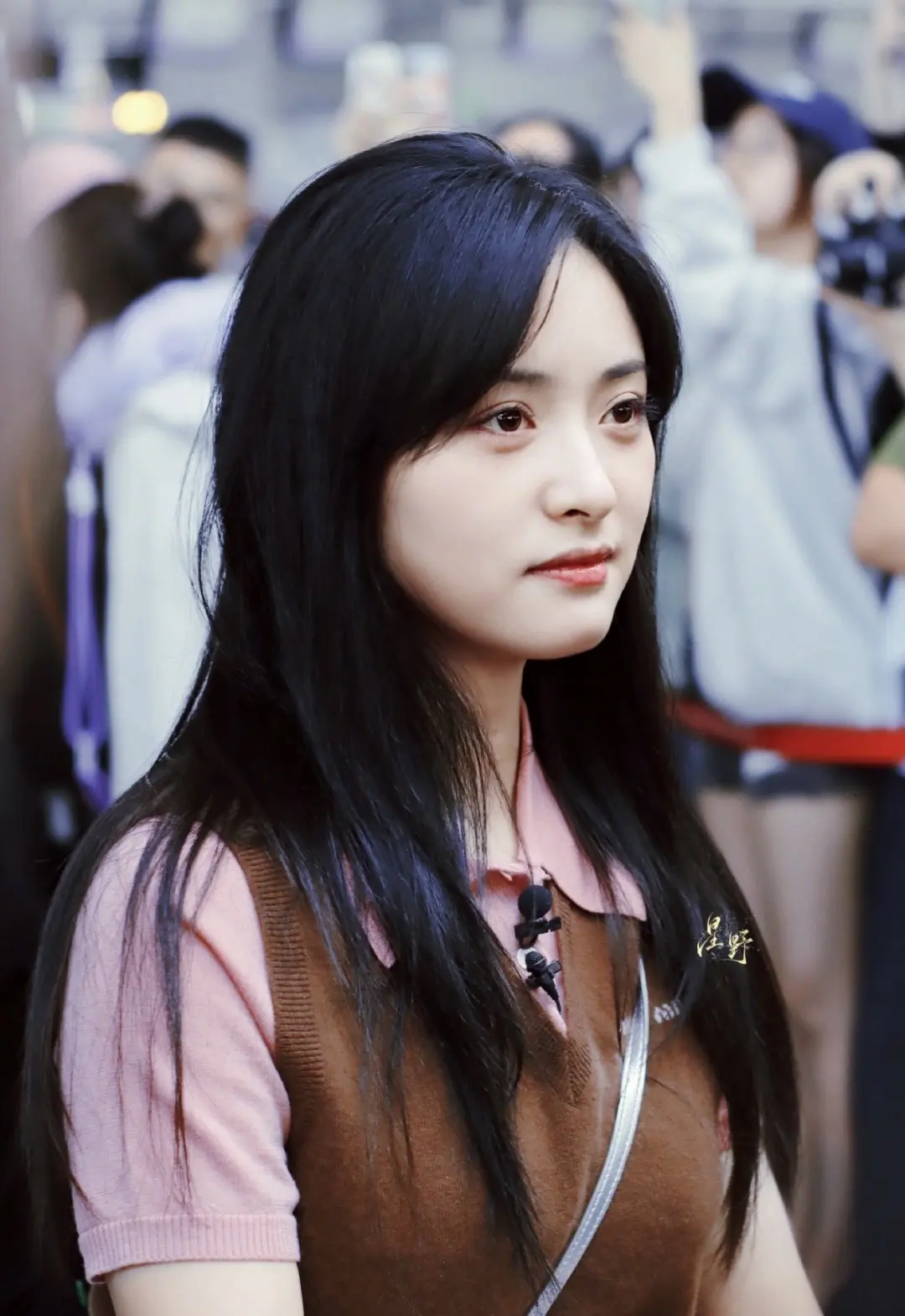 沈月。