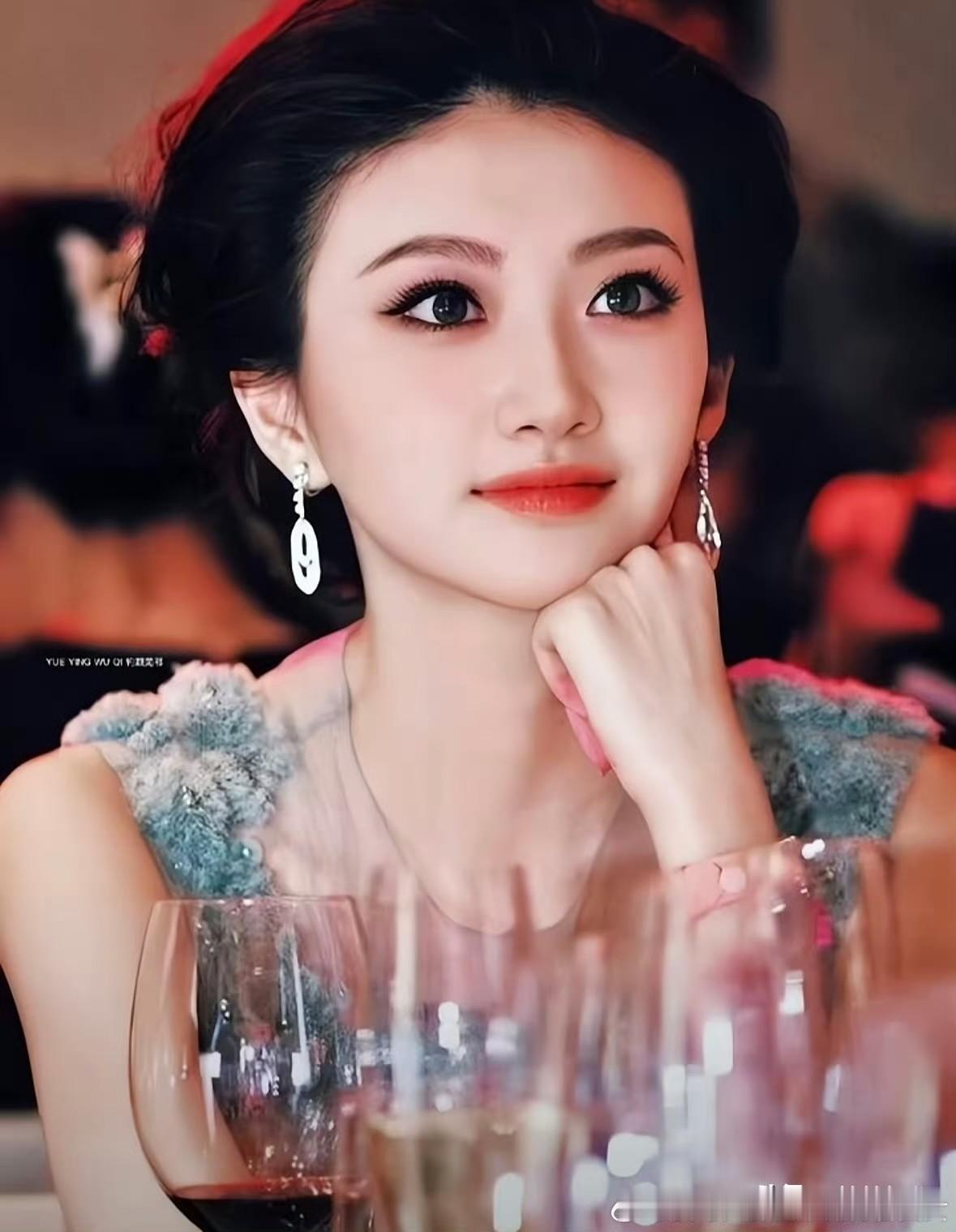 景甜这件事，足够敲醒一部分还抱着被包养美梦的女生。经济下行周期里，富豪同样承压，